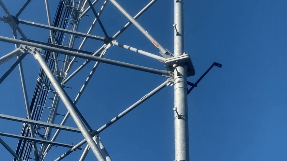 Torre celular con iluminación inteligente Senstar LM100 y sistema de detección de intrusos adjunto