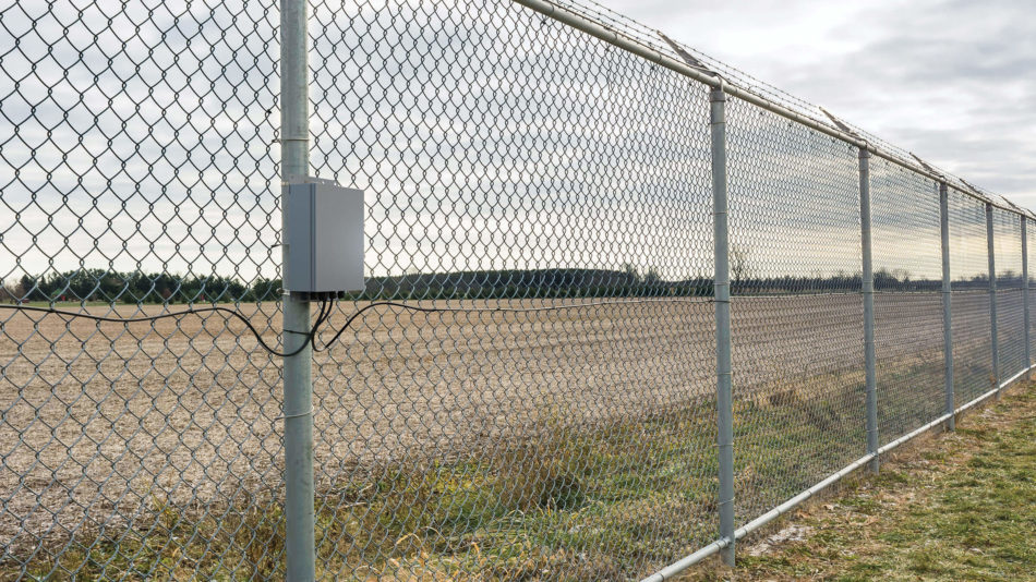 FlexZone sur la clôture à côté d'un champ d'agriculteurs
