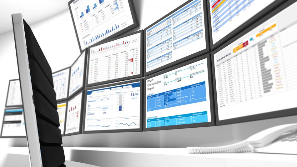 Eine Reihe von Computerbildschirmen mit verschiedenen System-Dashboards zur Demonstration des zentralen Cloud-Managements von Senstar Enterprise Manager für die zentrale Cloud-Verwaltungsfunktionalität des Videoüberwachungssystems mit mehreren Standorten